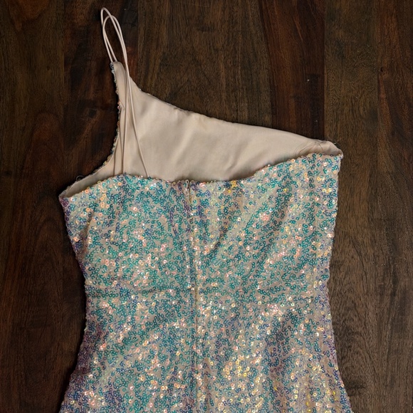 Missguided Doll Iridescent One-Shoulder Sequin Mini Dress - Picture 3 of 7